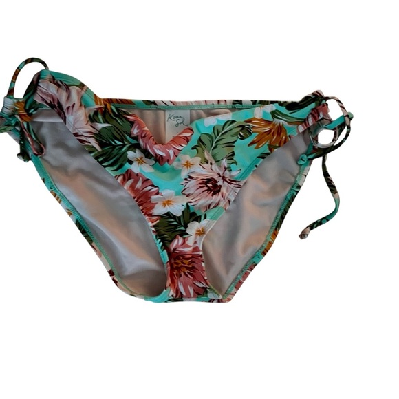 15 pieces total that can be Mix and Match Bikinis size L - Picture 8 of 10